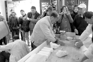 官渡餌塊傳習(xí)館引來路人駐足停留