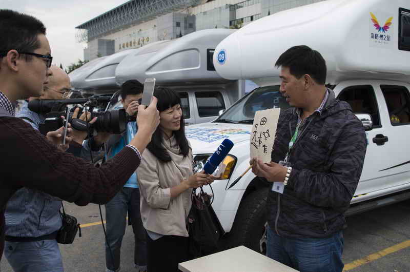 納西族東巴畫傳承人接受媒體采訪 納西族東巴畫傳承人接受媒體采訪