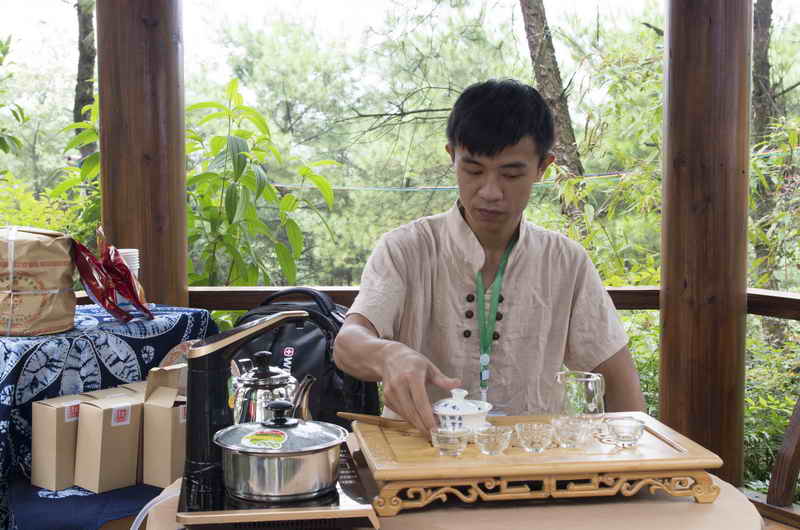 傳承人現場泡制普洱茶,供觀眾品嘗 傳承人現場泡制普洱茶,供觀眾品嘗