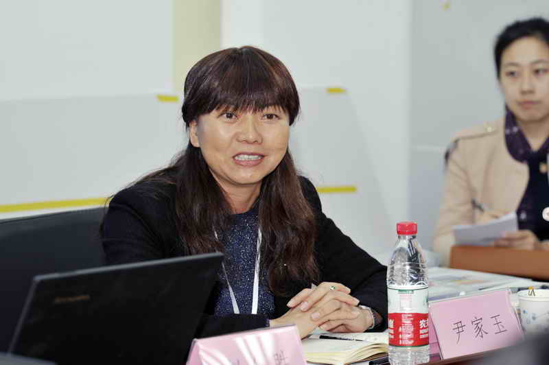 省非遺中心主任尹家玉在中央音樂學(xué)院里的非遺工作會上作發(fā)言