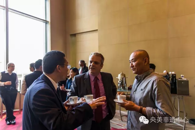 會(huì)議間歇時(shí)與會(huì)代表進(jìn)行交流