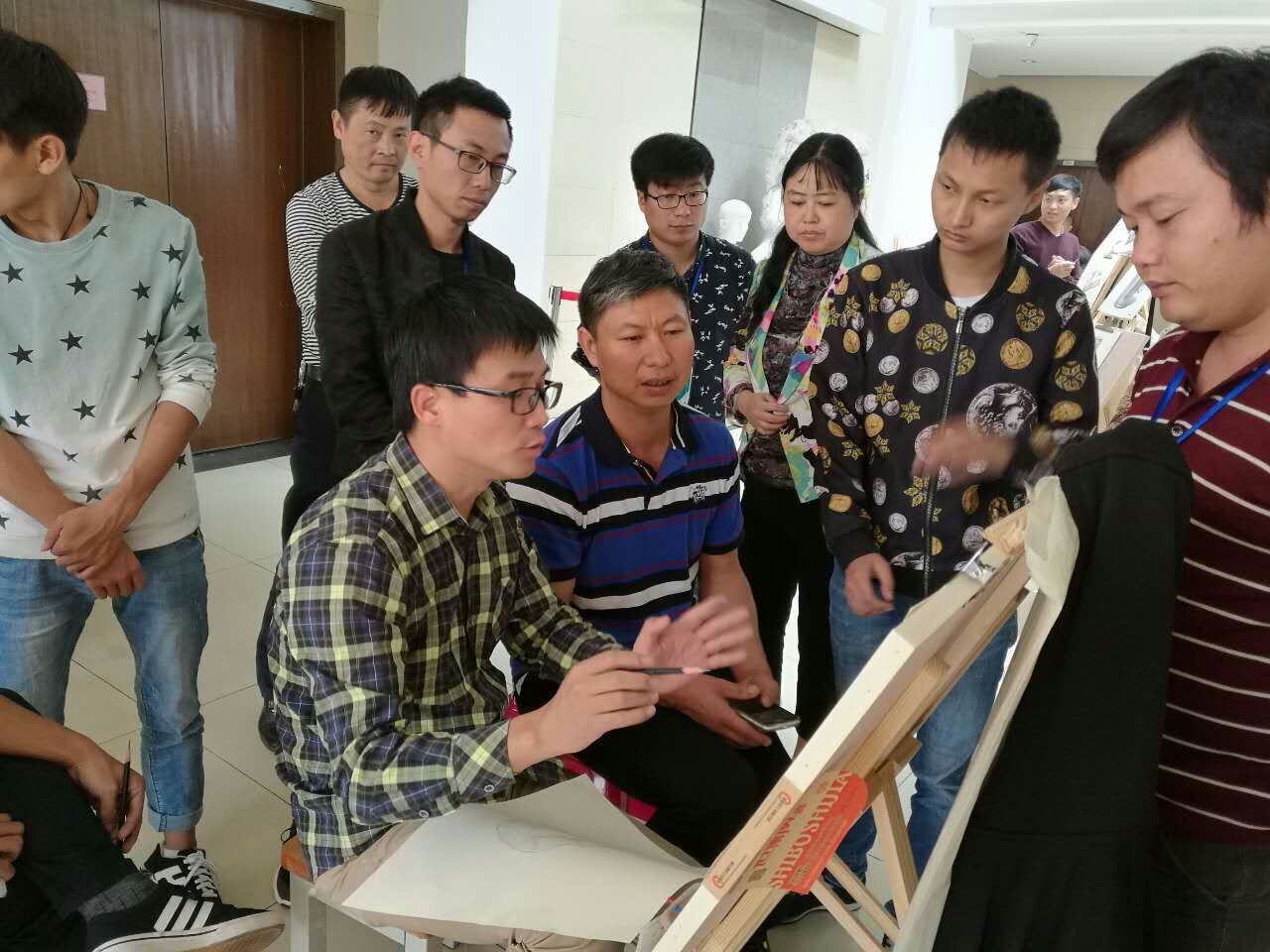 學(xué)員在上素描與速寫(xiě)課