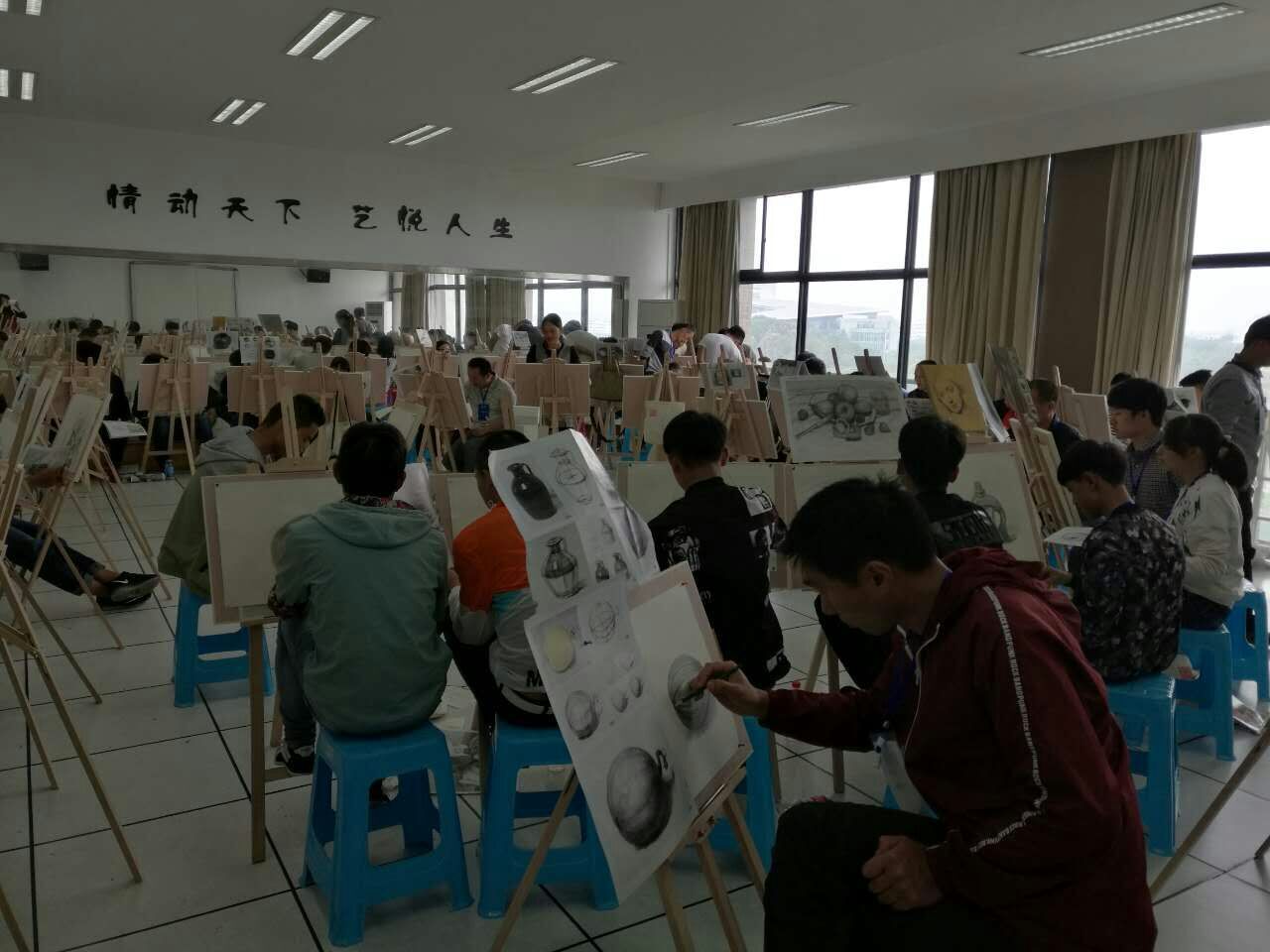 學(xué)員在上素描與速寫(xiě)課