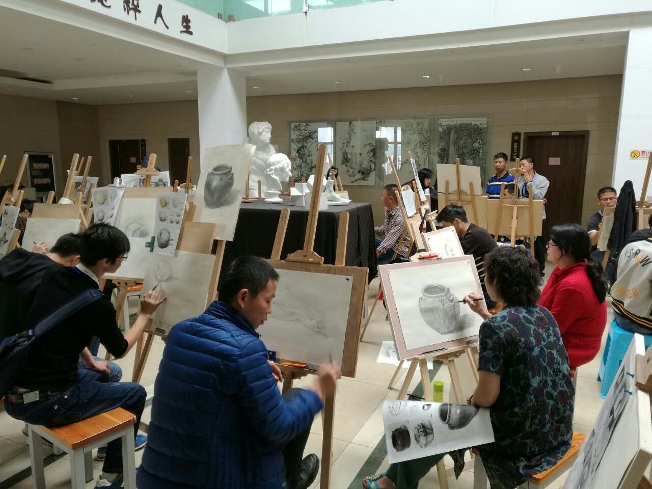 學(xué)員在上素描與速寫(xiě)課
